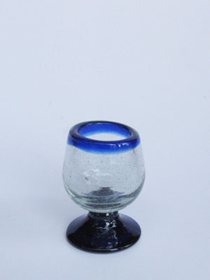 VIDRIO SOPLADO / Juego de 6 copas tipo 'chaser' pequeas con borde azul cobalto / Las copas tipo 'chaser' ms pequeas de la lnea, hechas a mano de vidrio soplado. Se pueden usar para acompaar con limn su tequila.